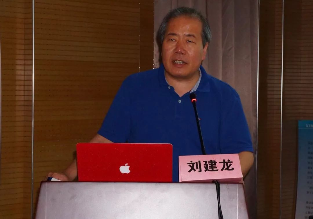 血管外科刘建龙主任进行会议总结呼吸科戴丽主任主持发言精彩的学术