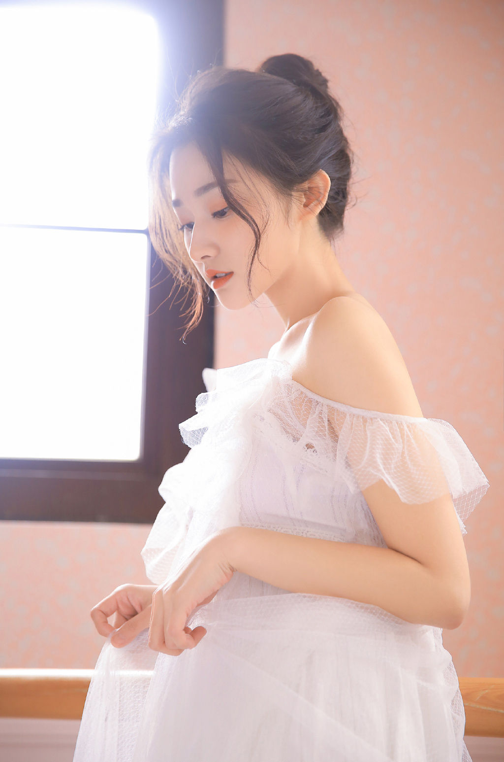 性感美女时尚写真,唯美清纯日式丸子头薄纱长裙香肩美背,迷人吸睛!