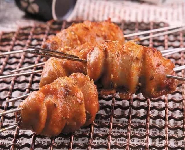 烤猪蹄拥有迷人的炭烧香味猪蹄烤得恰