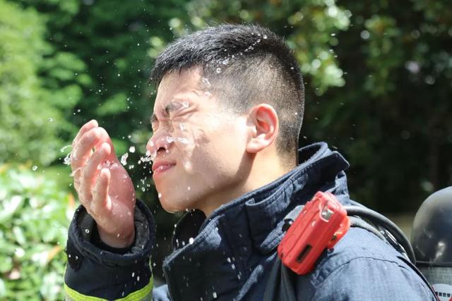 高温下的坚守,消防员衣服拧出水来