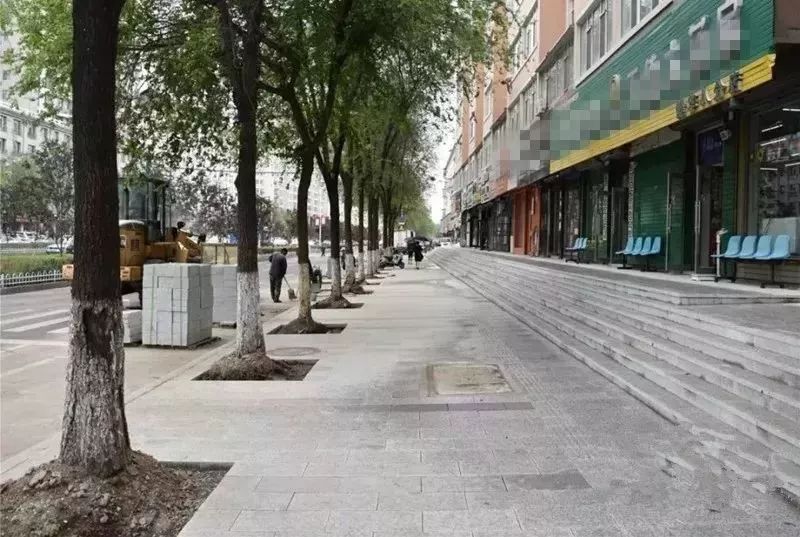 延吉市各大主次街路人行道地面铺装工程深受市民好评