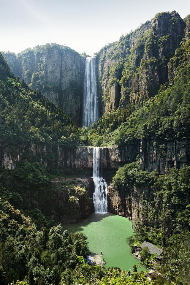 浙南山水者曰:雁蕩山以峰名,百丈漈以瀑勝.