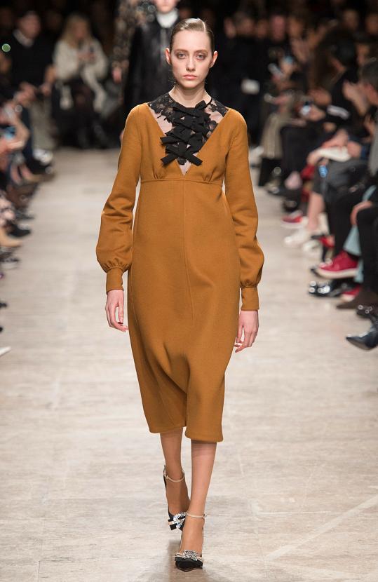 经典的大v领设计,看起来非常有艺术感,真的是非常的整齐_衣服