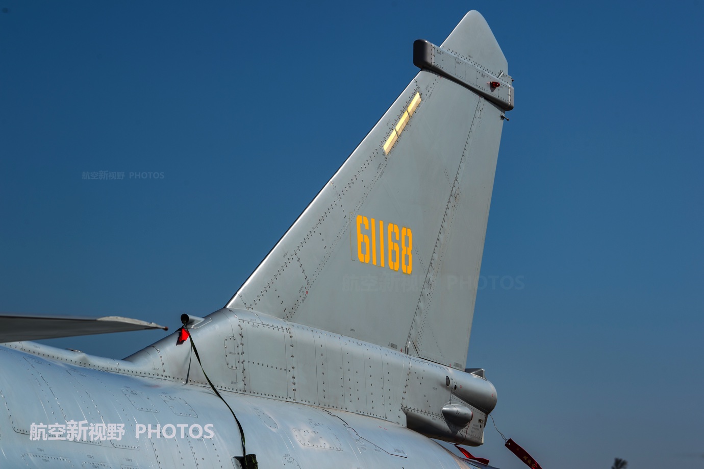 图片为歼-10b战机的垂直尾翼,对于这个高度接近6米的大家伙.