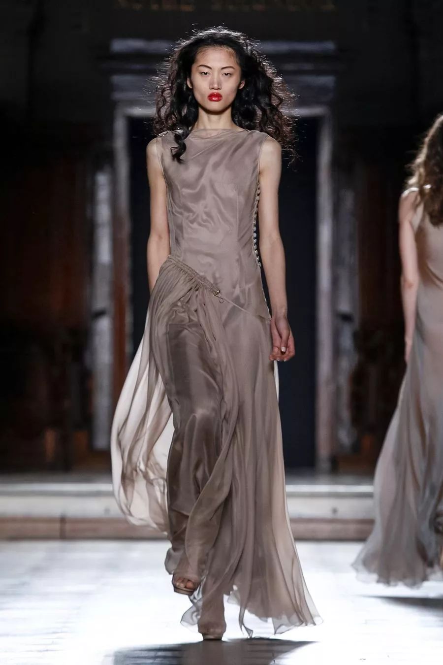 跟随吉娘娘做走路带风的女孩,在t台璀璨绽放!