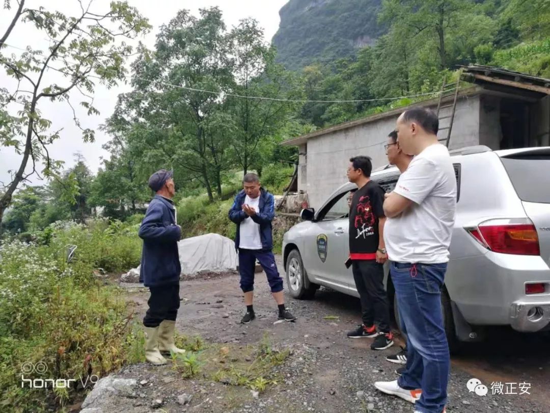 县委副书记范德武与包组干部在农户家中同吃当前,脱贫攻坚进入全面补