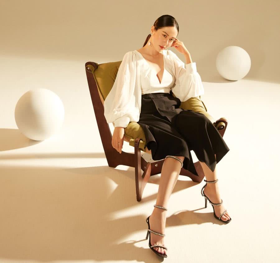 她年近40还未婚,穿灯笼袖v领上衣配半身裙,优雅得像贵族少女_叶璇