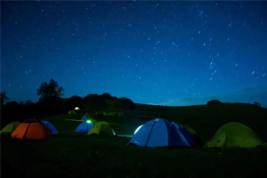 我们避开人满为患的关山牧场,选择这一处"养在深闺人未识"的天然草场