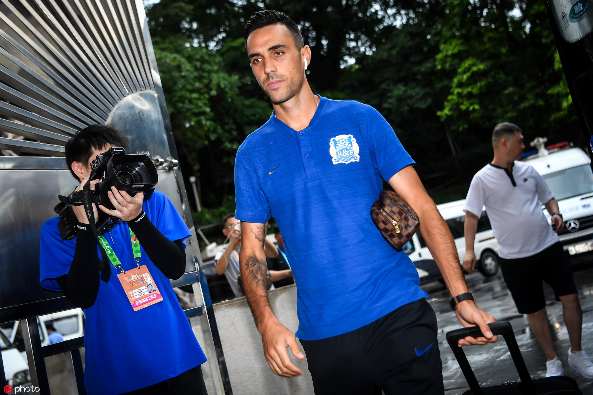 广州富力将帅抵达赛场 扎哈维神情专注