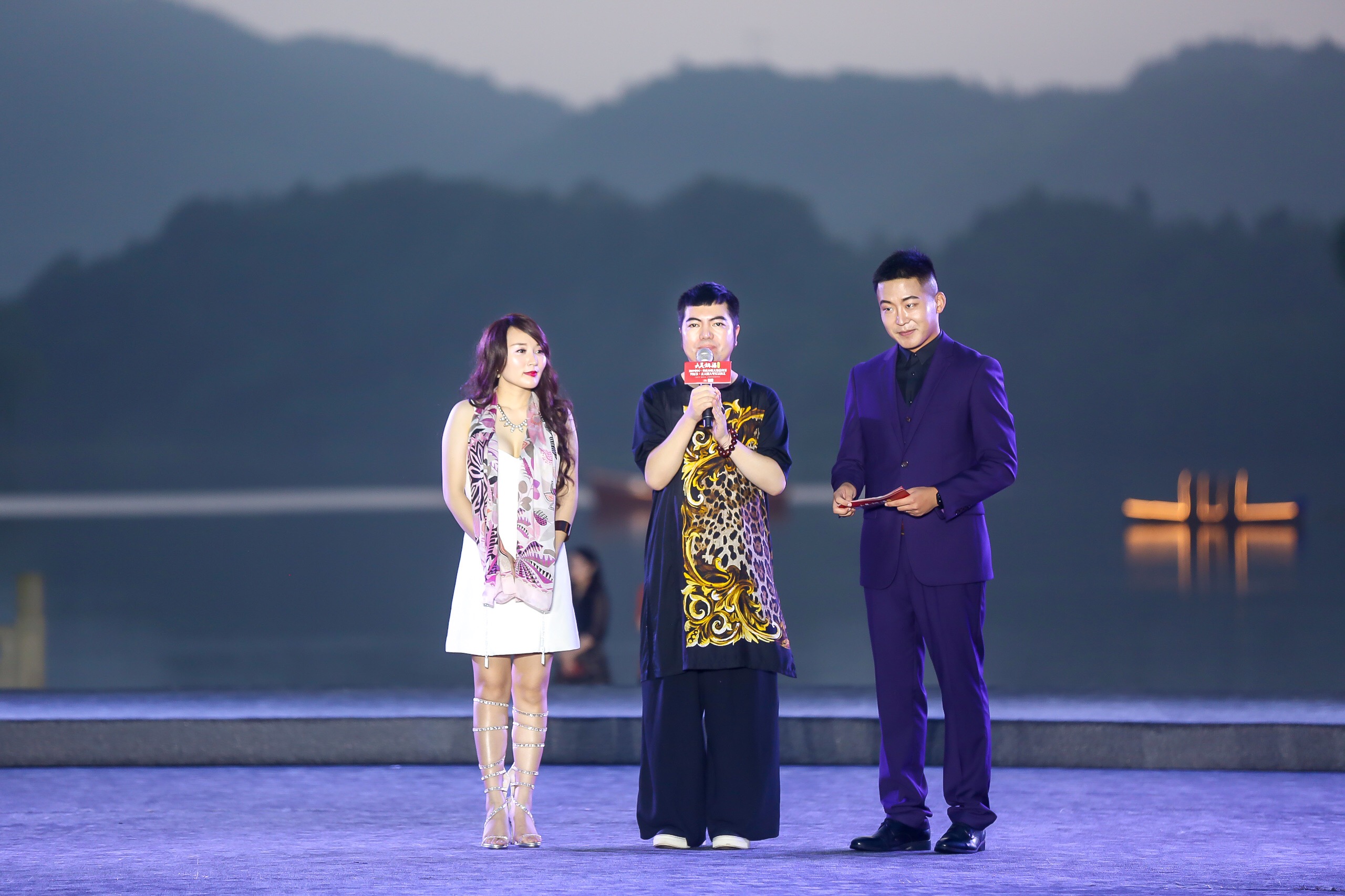 重庆小姐大赛总决赛亮点多新加坡旅居歌手刘昱均首唱新歌重庆姑娘助阵