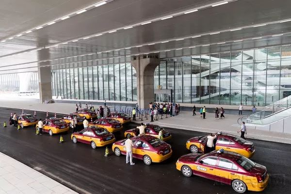 参与综合演练的出租车在等候区等待旅客策划|陈嘉佳邢路王亚玲摄影