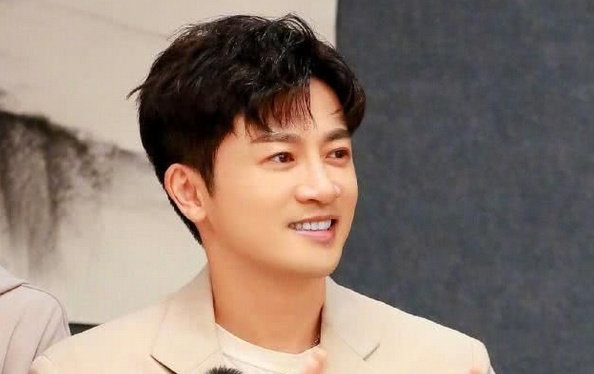 46岁苏有朋回应整容亲晒高清无修图脸上痘坑清晰可见