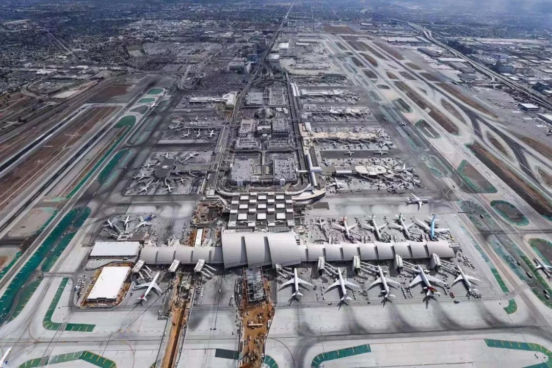 2012年,沈铨在昆明见证了拥有百年历史的昆明巫家坝机场的转场和告别