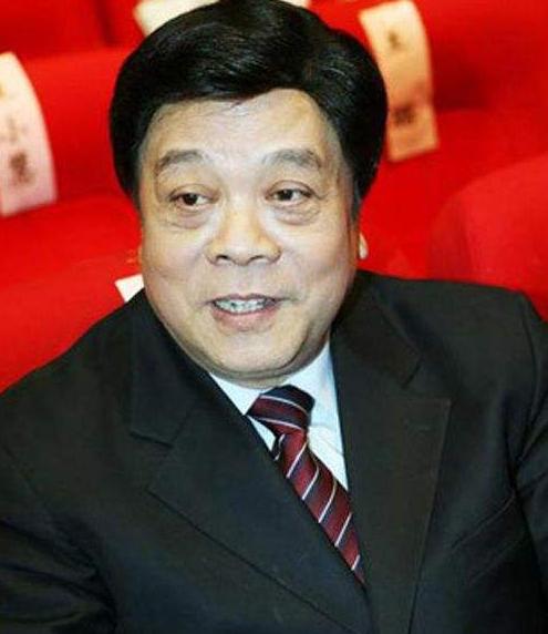 原创77岁的赵忠祥老师,他现在挺好的,书法和绘画也挺好