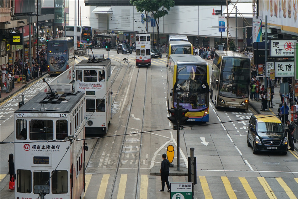 原创香港叮叮车行驶在百年港岛怀旧的老字号