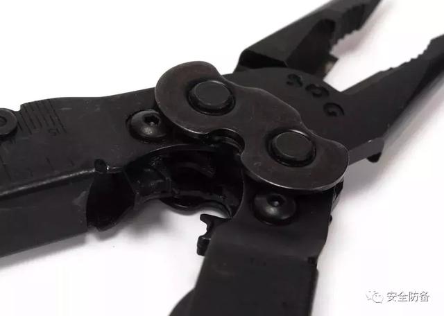 这个塑料部分不涉及到任何压力较大结构力,内部是两个折刀的弹簧还构