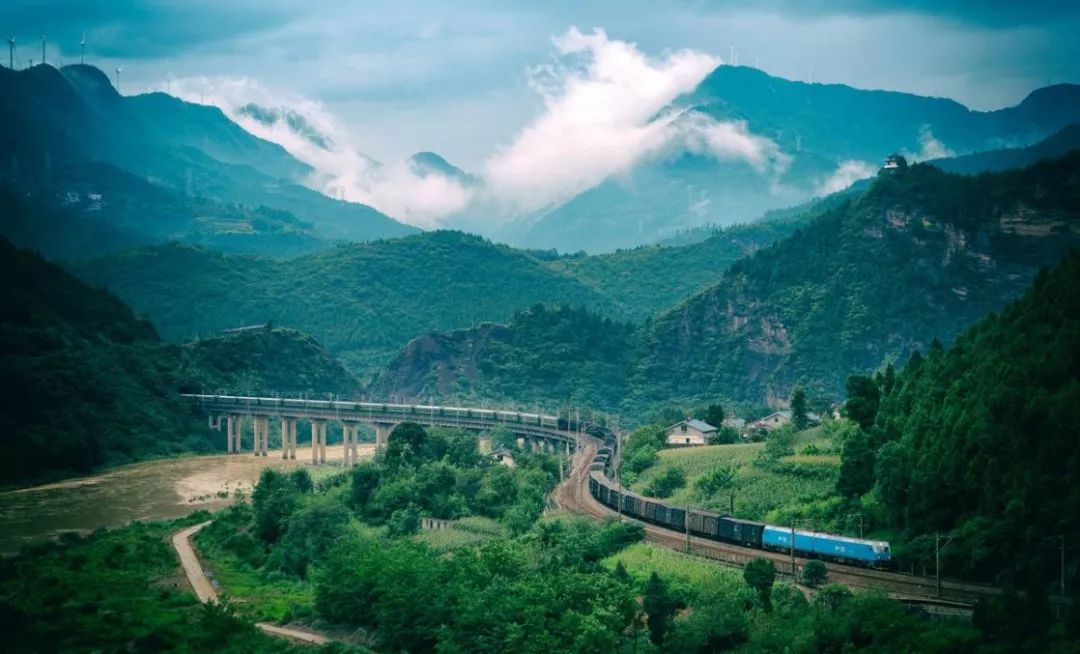 宝成铁路(图片来自网络)1958年1月1日,宝成铁路全线正式通车,北上出川