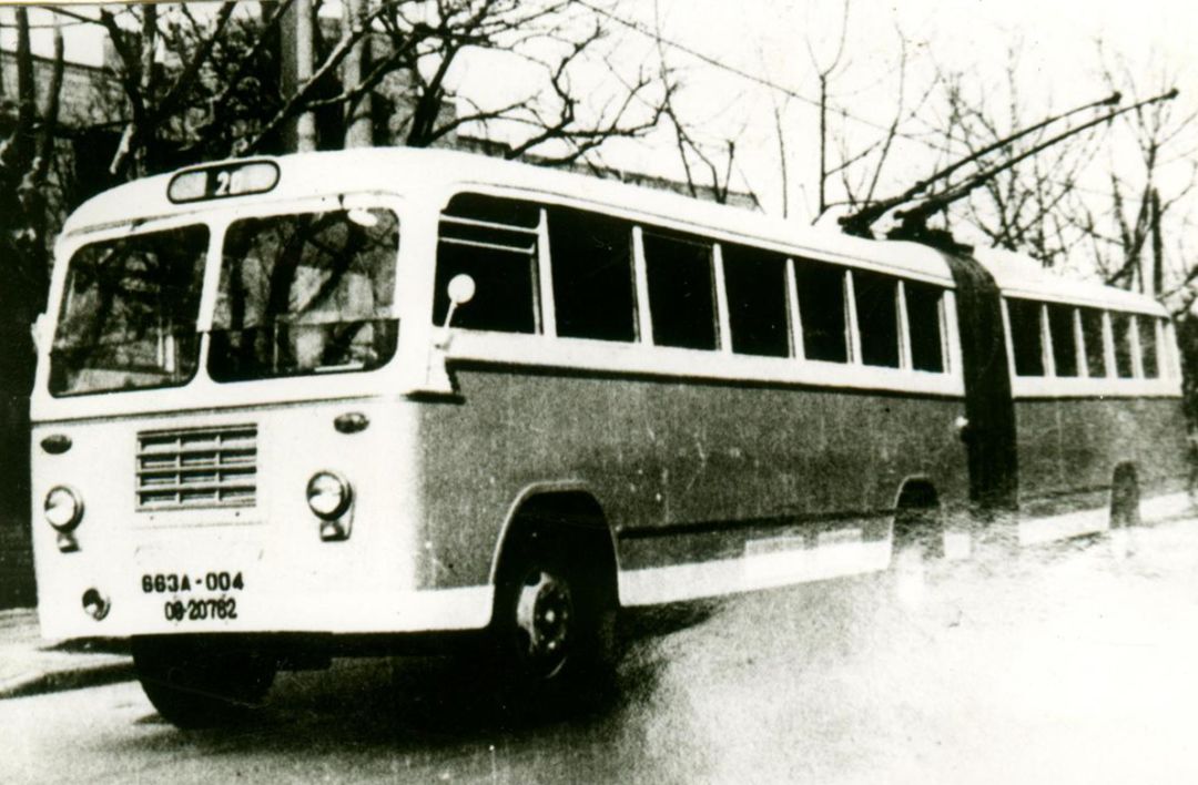 1963年8月14日,首辆20路skd663型无轨电车上线运营,该车型一直使用