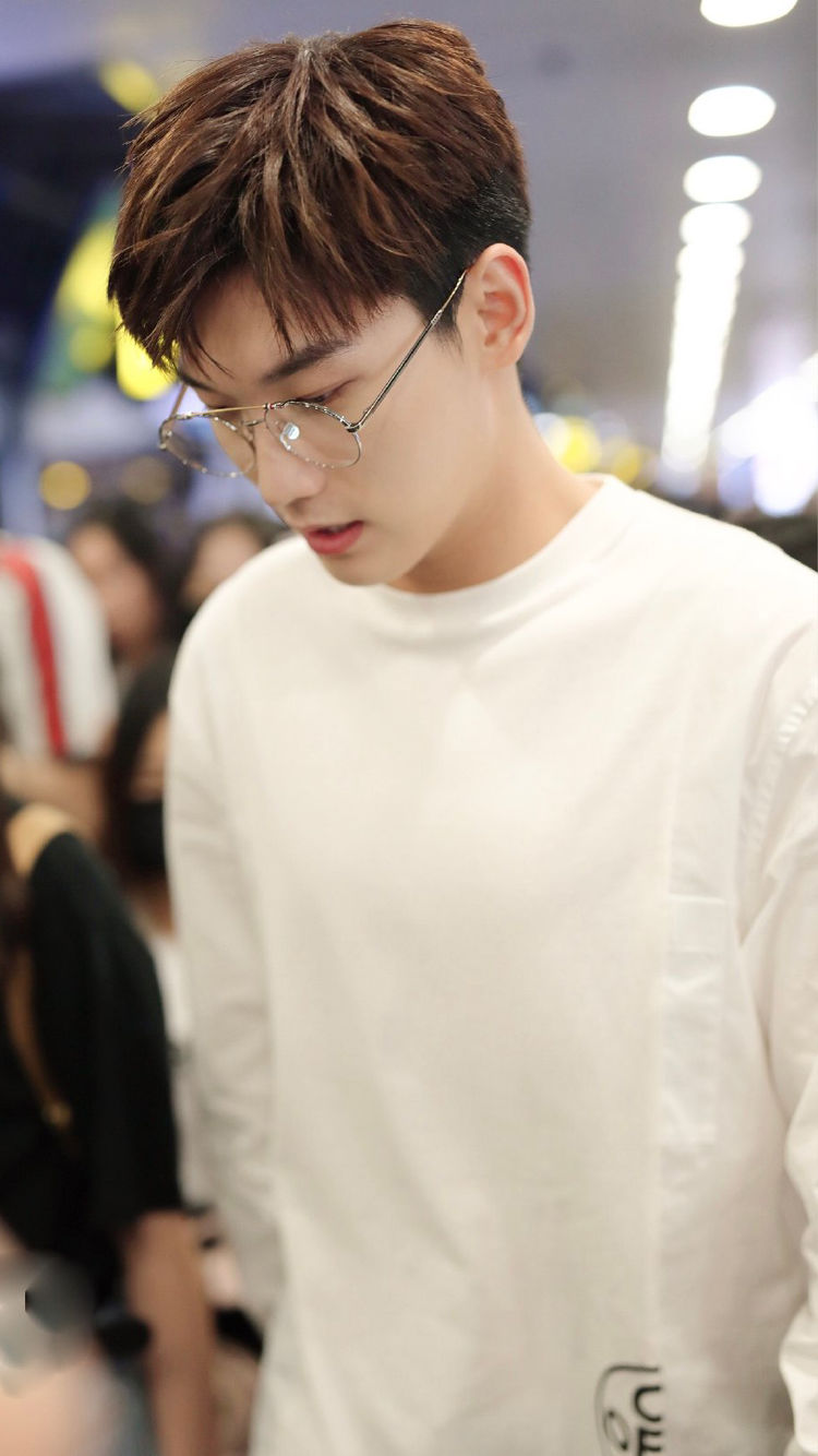 22岁的邢昭林现身机场,金丝边眼镜太绝了,又帅出了新高度!