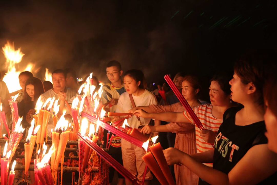 烧香,许愿,求佛.