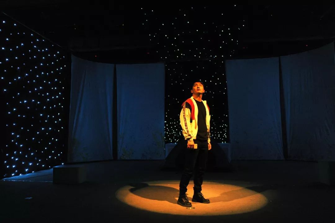 他就是繁星戏剧村签