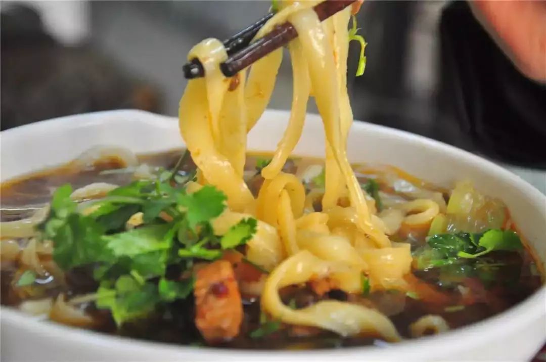 不揉面,不打卤,5分钟搞定一碗牛肉刀削面,不输手工现做!