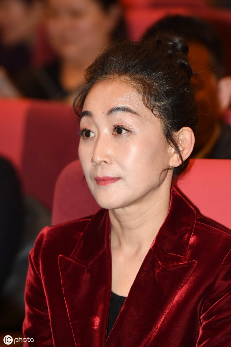 出道31年零绯闻55岁还没谈过恋爱哥哥也没结婚要照顾她到老