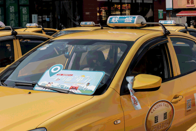 出租车后排的led灯牌亮起了倡导安全行车的标语.