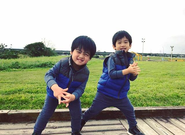 原创林志颖双胞胎儿子浴缸里玩水,肉嘟嘟超萌,睡觉还抱蛙镜酷爱游泳