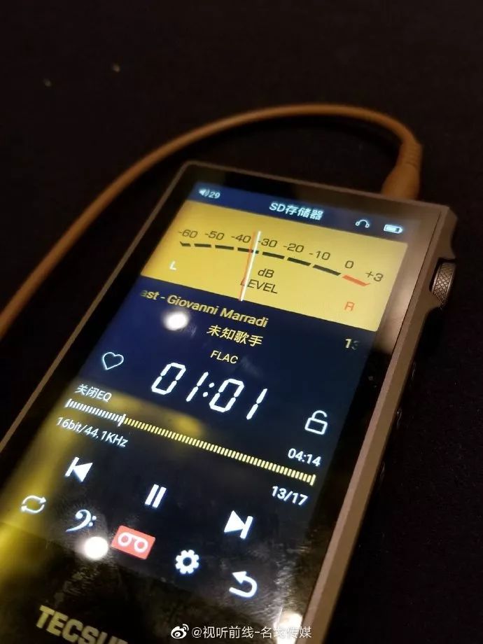 听pt-60试用,还有ep-30木壳耳塞等雅乐荟展示pro-ject黑胶组合音响