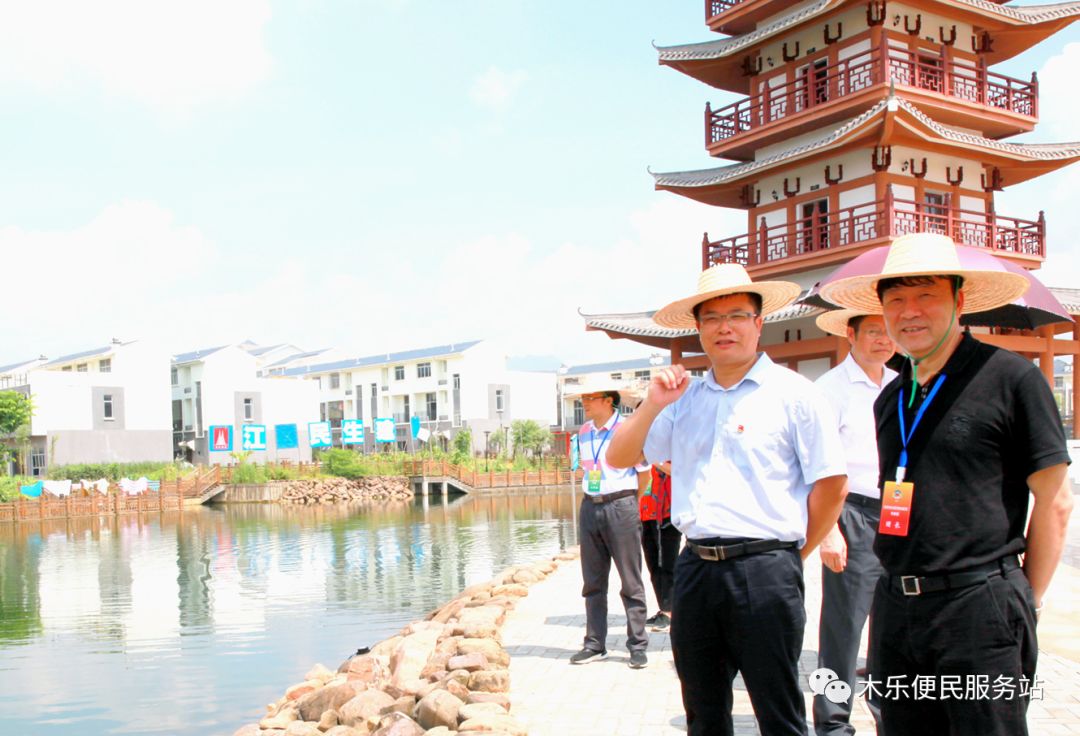 自治区政协委员考察团考察木乐镇中健运动休闲服饰有限公司_桂平市