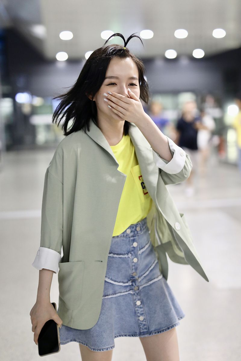 李浩菲变身鬼马少女,机场搞怪太有趣