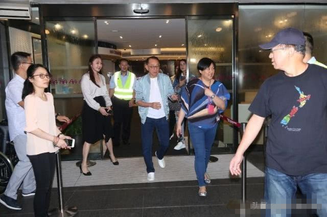 任达华进icu经纪人霍汶希和老板杨受成受访满脸笑容引网友不满