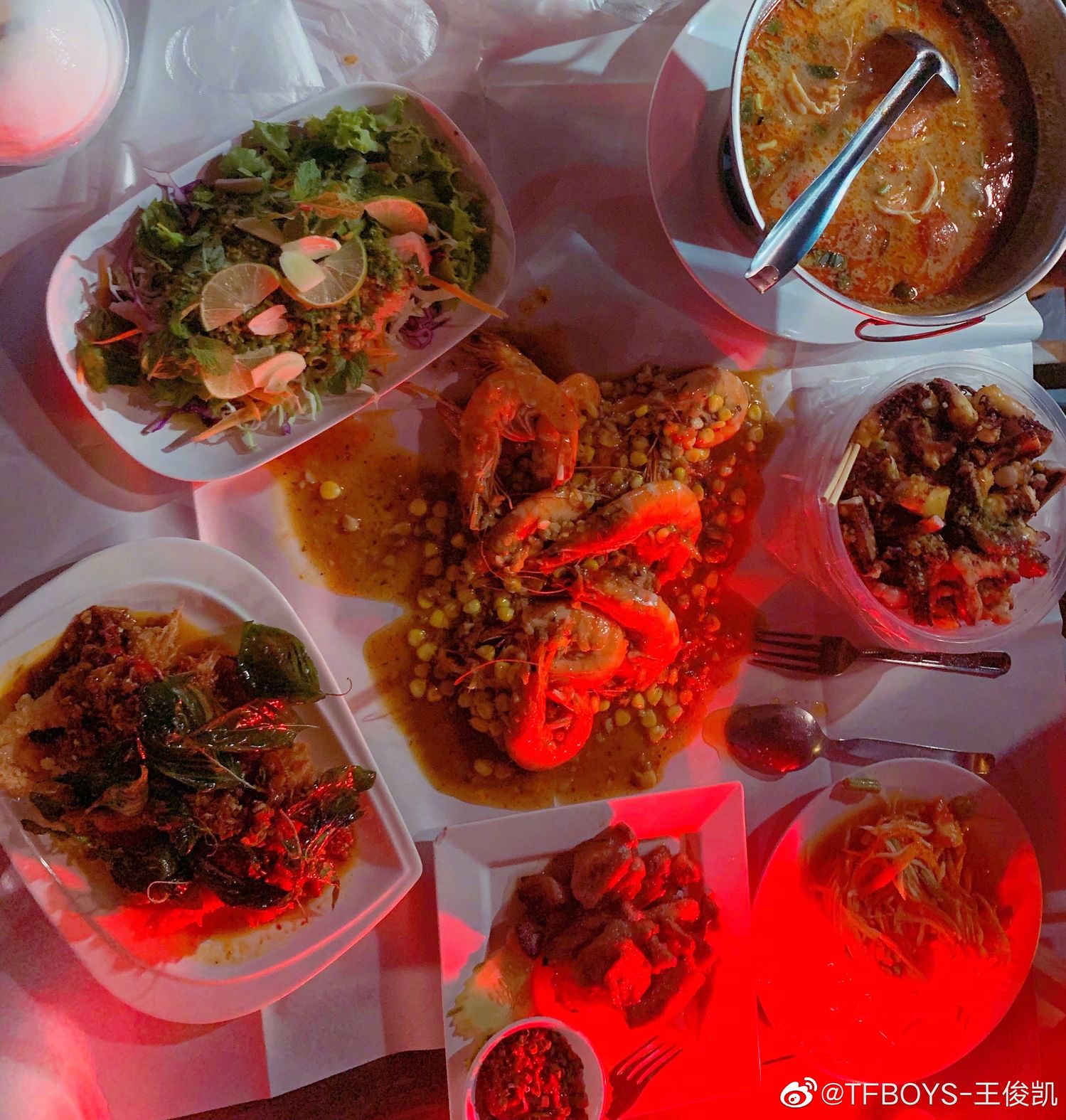 皮皮凯不仅发了晚上准备要吃的一大桌宵夜美食照片,而且还发了其他