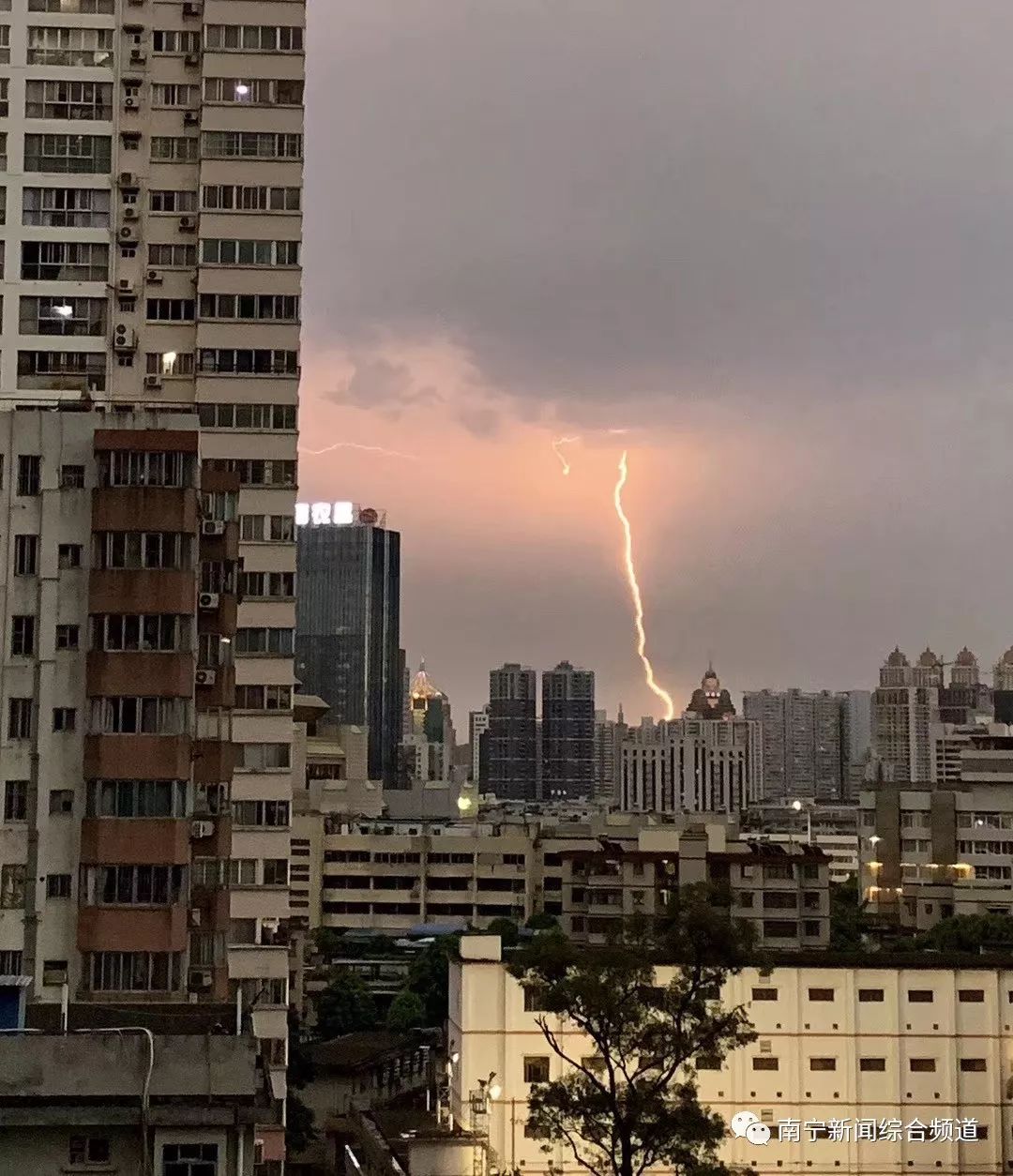 昨天南寧雷電暴雨還有人看到龍捲風未來幾天天氣