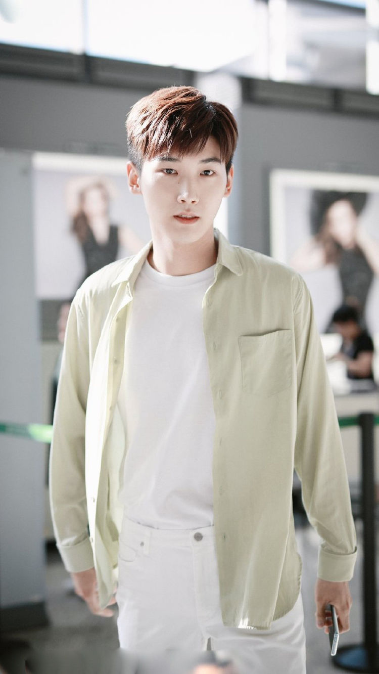 22岁的邢昭林现身机场,金丝边眼镜太绝了,又帅出了新高度!