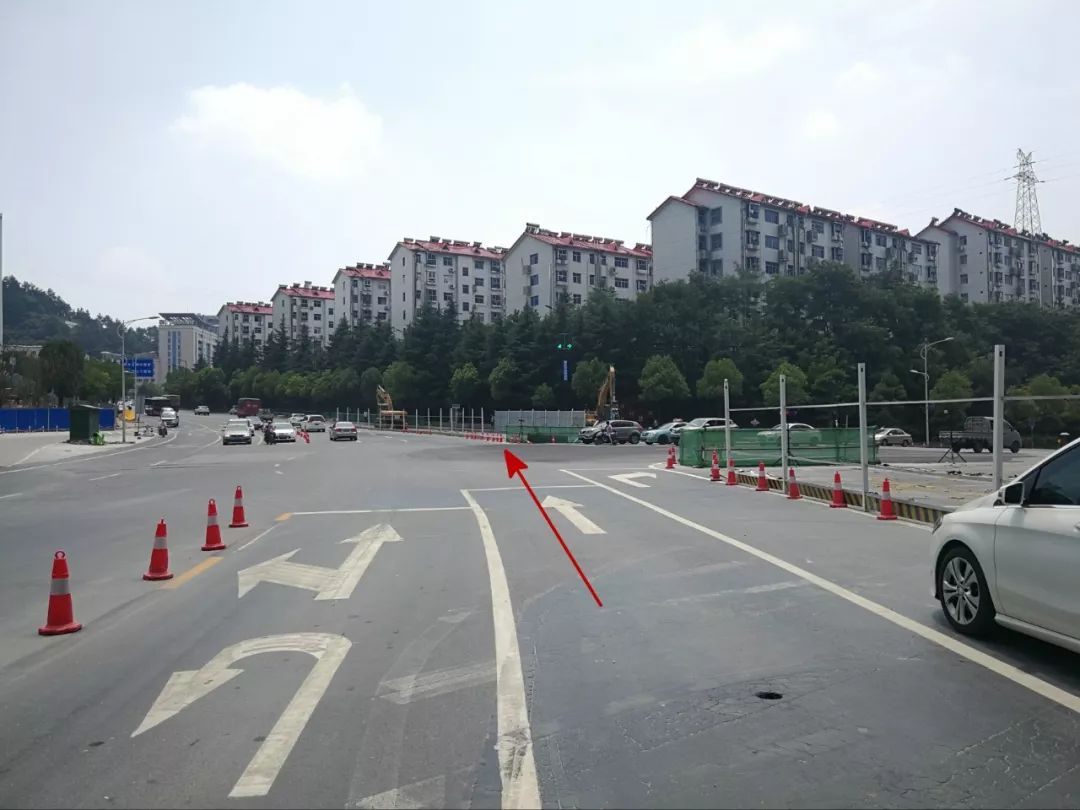 通行提醒:從北京路體育中心左轉至江蘇路的車輛,請根據信號燈(圖6紅圈