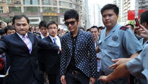 原创任达华被捅伤事件之后还有人嫌明星出门带的保镖太多么