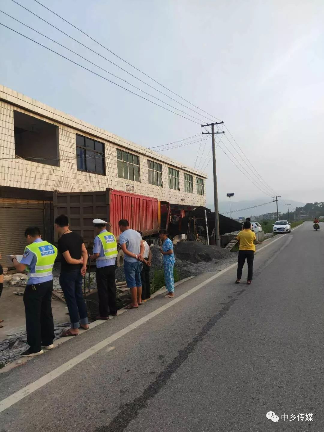 邵東八老公路又出事了,一輛22個輪子的大貨車撞進民房!