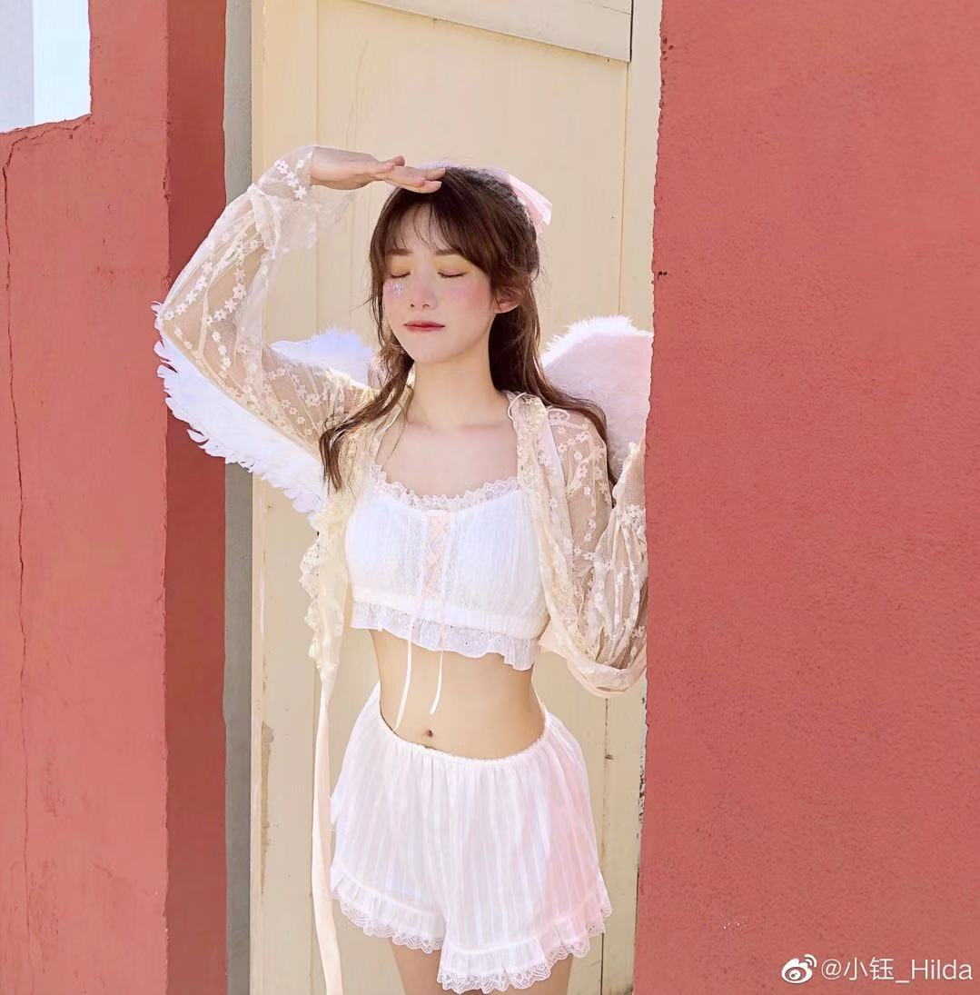 小钰穿白吊带秀自拍,堪比维密现场!粉丝:你这样穿阿鸡知道吗?