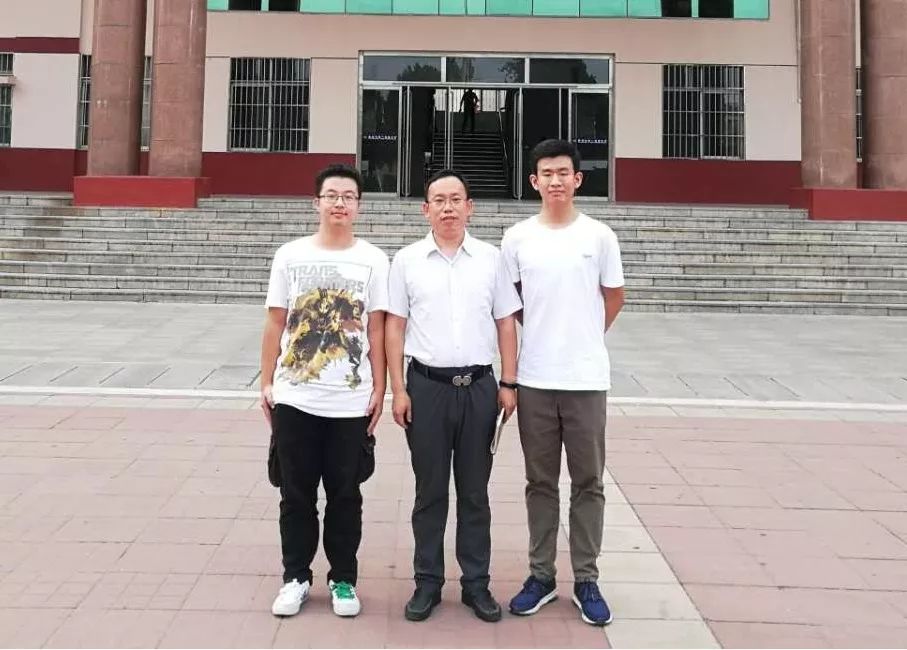 张圣一同学与高中班主任,北大招生志愿者合影(从右至