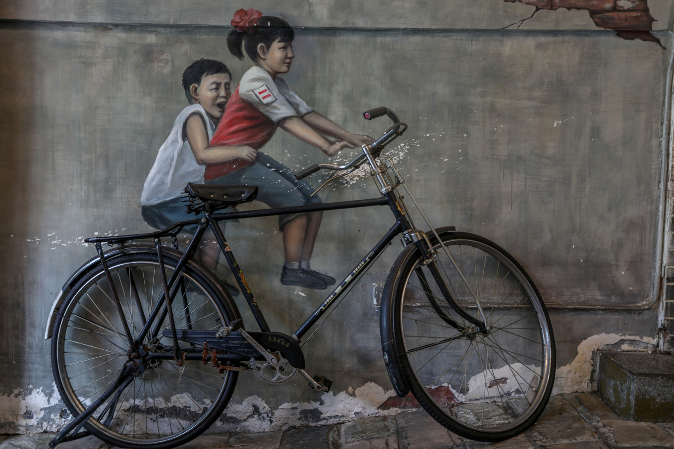 复古的壁画,坐在马路边边串串,颇有一种穿越了时光,回到90年代的感觉