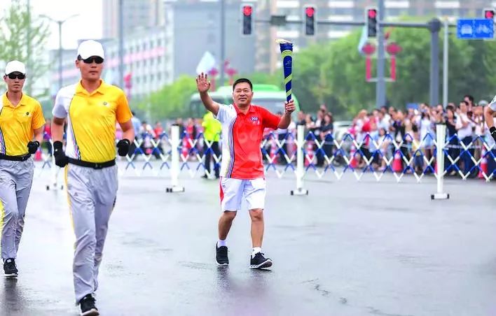 记者 冯凯治任翻大:最庄严的传递 最难忘的距离第八棒火炬手张子玉