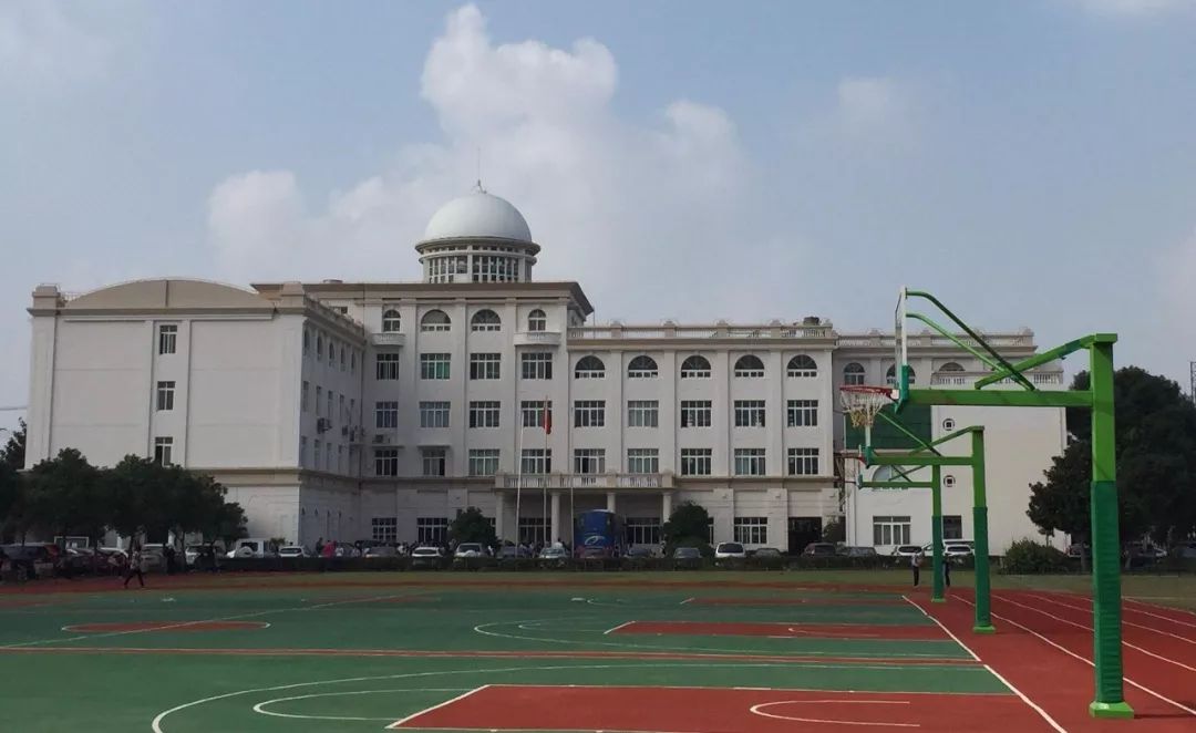 上海民办永昌中学学校始终坚持引导学生"行有规范,学有特长,全面发展