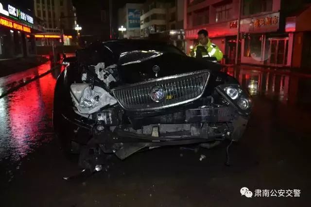 张掖1名男子深夜驾车撞坏红绿灯,司机弃车逃逸