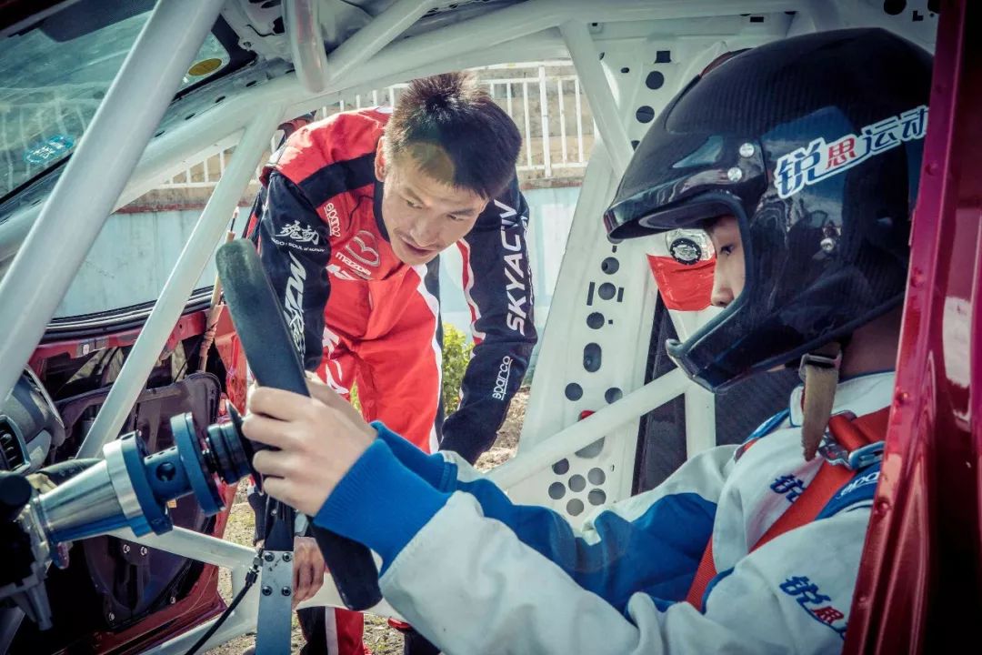 中国汽联锐思赛车中国职业赛车执照培训给你成为赛车手的机会