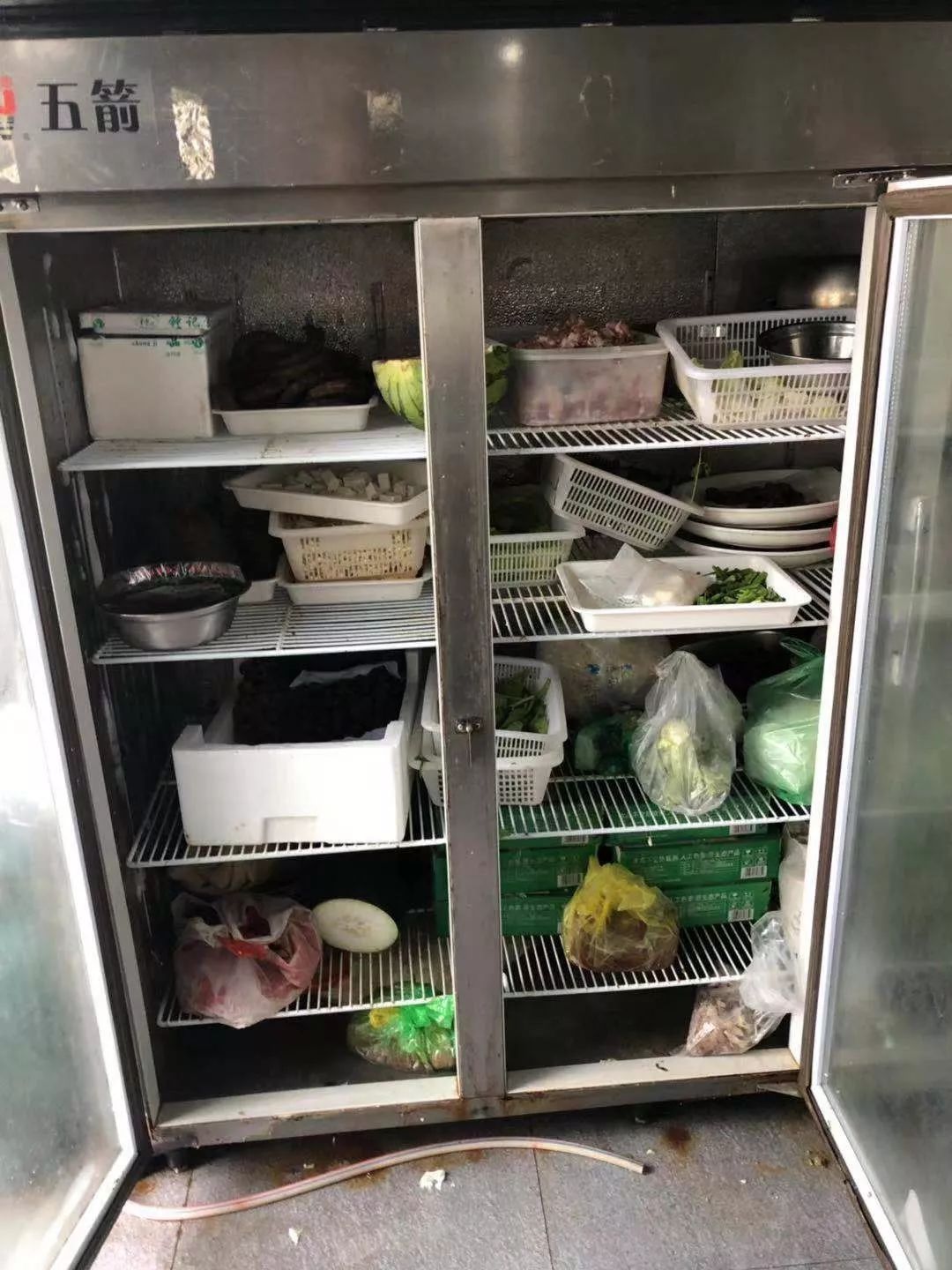 冷藏食品未加盖且存在有色塑料袋物品摆放杂乱厨房卫生差上榜理由地址