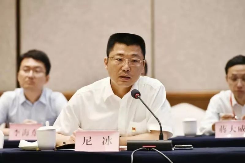 会上,李忠兴与上海市第三批援黔干部组组长,上海市杨浦区副区长尼冰