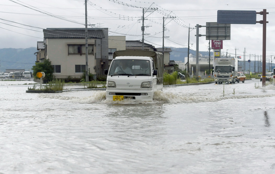 暴雨袭击日本福冈 洪水掀翻车辆