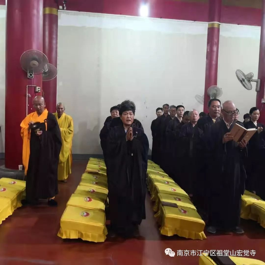 凌晨4:00,宏觉寺住持开封法师率两序大众于地藏殿举行普佛仪式.